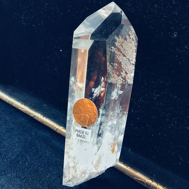 一支透明的利莫里亞種子水晶柱