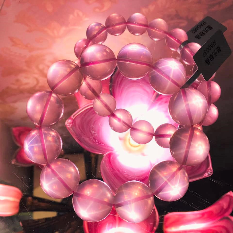 粉晶手珠在柔和燈光下透出粉紅光澤